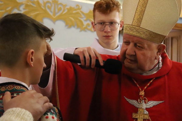 kardynał Stanisław dziwisz udziela sakramentu bierzmowania